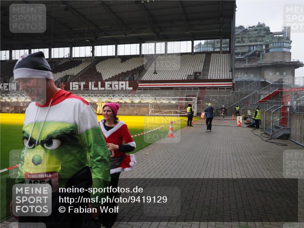 07.12.2025 - St. Pauli X-Mass-Run No. 15 Fabian Wolf http://msf.ph/oto/9419129 07.12.2025 11:30:03 Ziel 1941, 2787, 3303, 4839 meine-sportfotos.de