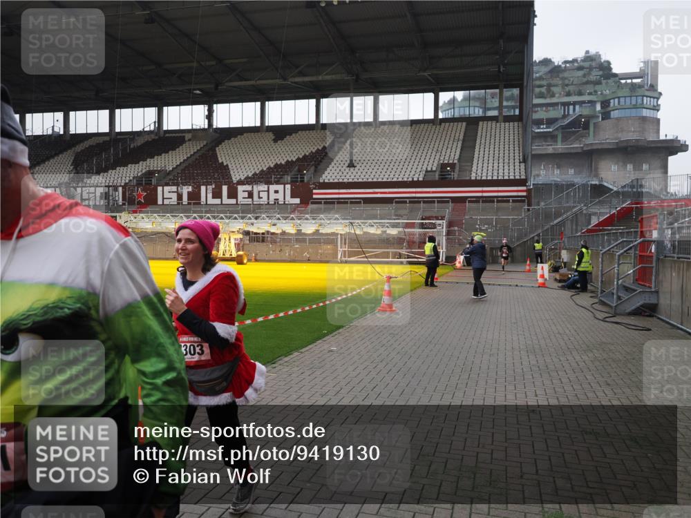 07.12.2025 - St. Pauli X-Mass-Run No. 15 Fabian Wolf http://msf.ph/oto/9419130 07.12.2025 11:30:03 Ziel 1941, 2787, 3303, 4839 meine-sportfotos.de