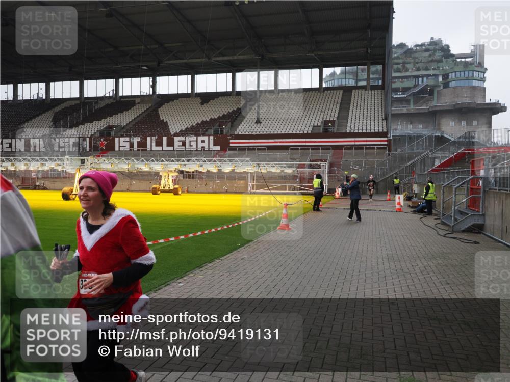 07.12.2025 - St. Pauli X-Mass-Run No. 15 Fabian Wolf http://msf.ph/oto/9419131 07.12.2025 11:30:03 Ziel 1941, 2787, 3303, 4839 meine-sportfotos.de