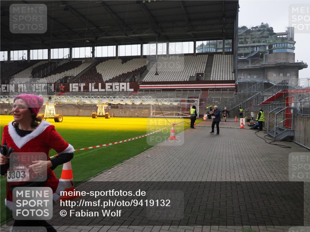 07.12.2025 - St. Pauli X-Mass-Run No. 15 Fabian Wolf http://msf.ph/oto/9419132 07.12.2025 11:30:03 Ziel 1941, 2787, 3303, 4839 meine-sportfotos.de