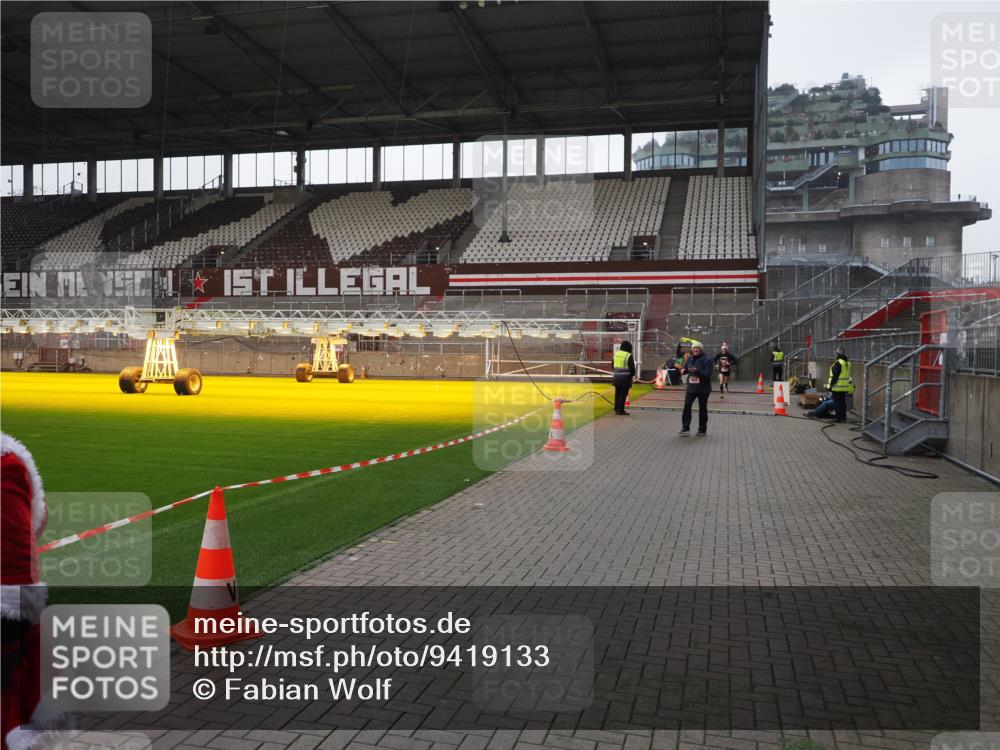 07.12.2025 - St. Pauli X-Mass-Run No. 15 Fabian Wolf http://msf.ph/oto/9419133 07.12.2025 11:30:03 Ziel 1941, 2787, 3303, 4839 meine-sportfotos.de