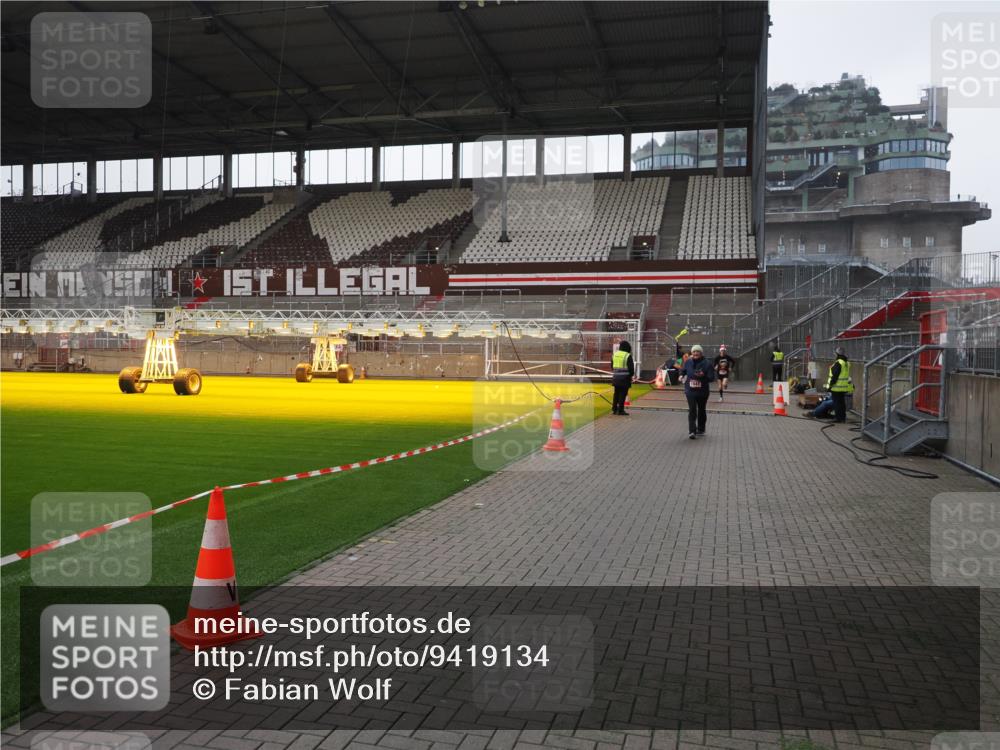 07.12.2025 - St. Pauli X-Mass-Run No. 15 Fabian Wolf http://msf.ph/oto/9419134 07.12.2025 11:30:04 Ziel 1941, 2705, 2787, 3303, 4839 meine-sportfotos.de
