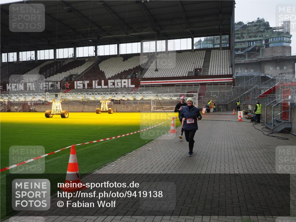 07.12.2025 - St. Pauli X-Mass-Run No. 15 Fabian Wolf http://msf.ph/oto/9419138 07.12.2025 11:30:07 Ziel 1941, 2705, 3303 meine-sportfotos.de