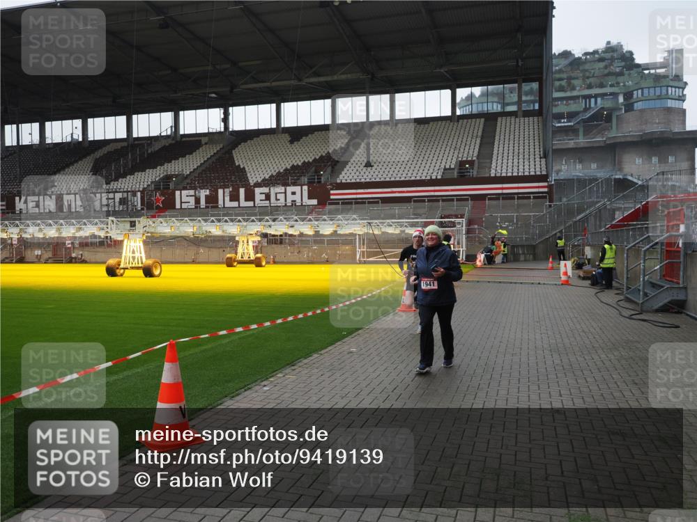 07.12.2025 - St. Pauli X-Mass-Run No. 15 Fabian Wolf http://msf.ph/oto/9419139 07.12.2025 11:30:07 Ziel 1941, 2705, 3303 meine-sportfotos.de