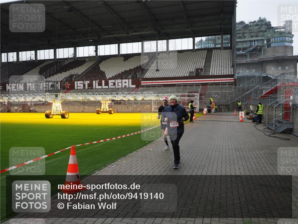 07.12.2025 - St. Pauli X-Mass-Run No. 15 Fabian Wolf http://msf.ph/oto/9419140 07.12.2025 11:30:08 Ziel 1941, 2705, 3303 meine-sportfotos.de