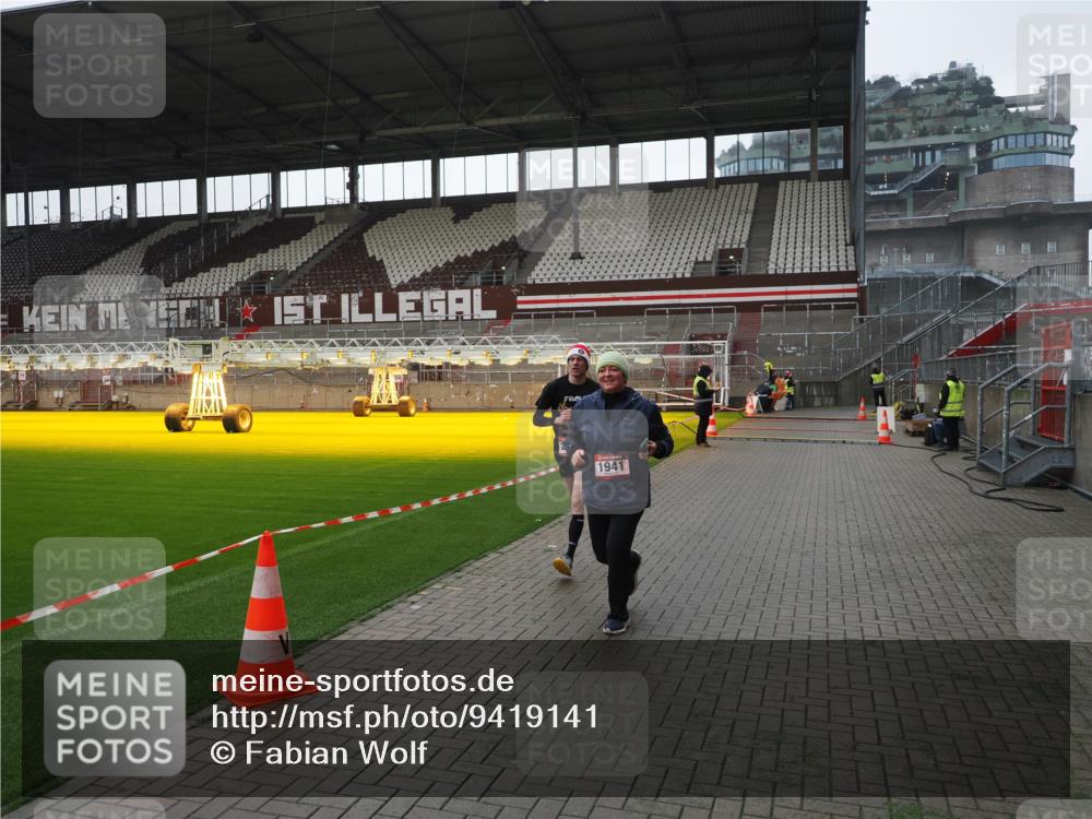 07.12.2025 - St. Pauli X-Mass-Run No. 15 Fabian Wolf http://msf.ph/oto/9419141 07.12.2025 11:30:08 Ziel 1941, 2705, 3303 meine-sportfotos.de