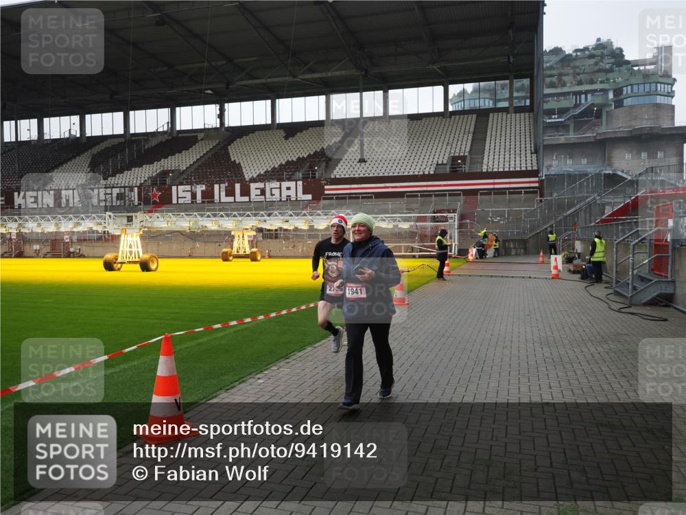 07.12.2025 - St. Pauli X-Mass-Run No. 15 Fabian Wolf http://msf.ph/oto/9419142 07.12.2025 11:30:08 Ziel 1941, 2705, 3303 meine-sportfotos.de