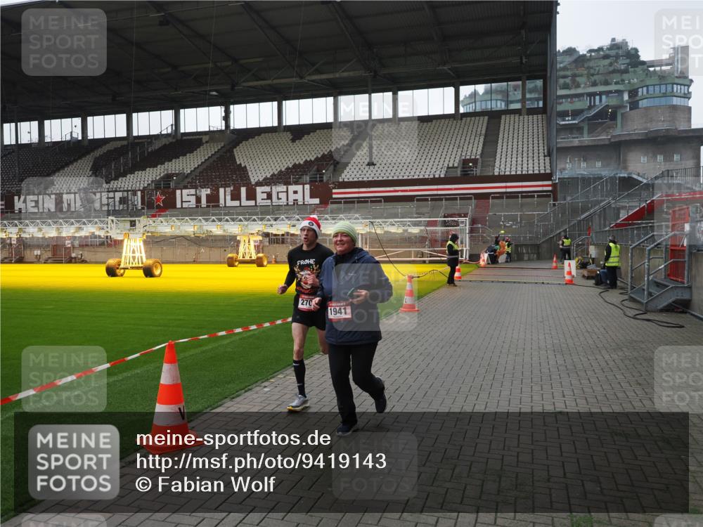 07.12.2025 - St. Pauli X-Mass-Run No. 15 Fabian Wolf http://msf.ph/oto/9419143 07.12.2025 11:30:08 Ziel 1941, 2705, 3303 meine-sportfotos.de