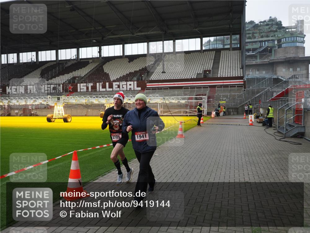 07.12.2025 - St. Pauli X-Mass-Run No. 15 Fabian Wolf http://msf.ph/oto/9419144 07.12.2025 11:30:08 Ziel 1941, 2705, 3303 meine-sportfotos.de