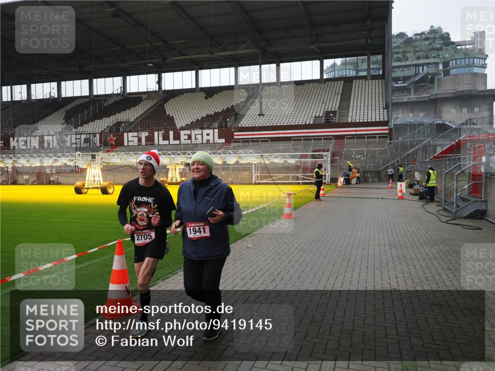 07.12.2025 - St. Pauli X-Mass-Run No. 15 Fabian Wolf http://msf.ph/oto/9419145 07.12.2025 11:30:09 Ziel 1941, 2705, 3303 meine-sportfotos.de