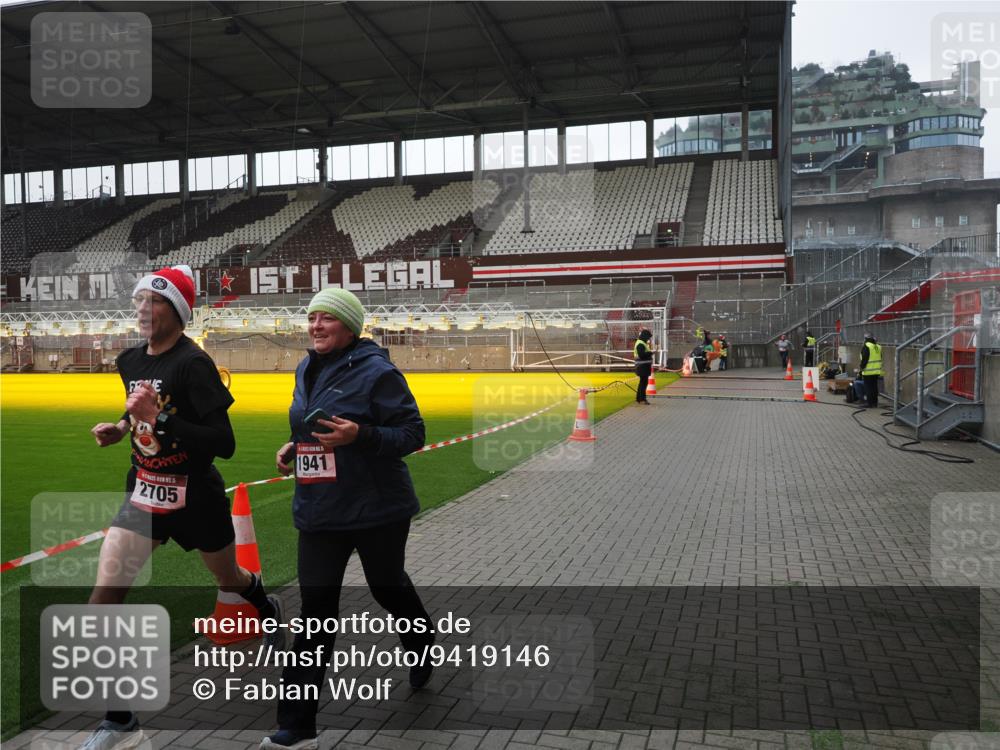 07.12.2025 - St. Pauli X-Mass-Run No. 15 Fabian Wolf http://msf.ph/oto/9419146 07.12.2025 11:30:09 Ziel 1941, 2705, 3303 meine-sportfotos.de