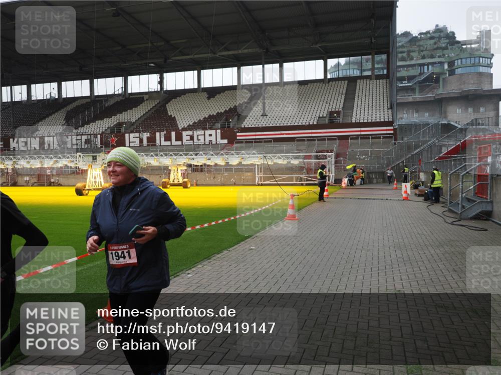 07.12.2025 - St. Pauli X-Mass-Run No. 15 Fabian Wolf http://msf.ph/oto/9419147 07.12.2025 11:30:09 Ziel 1941, 2705, 3303 meine-sportfotos.de