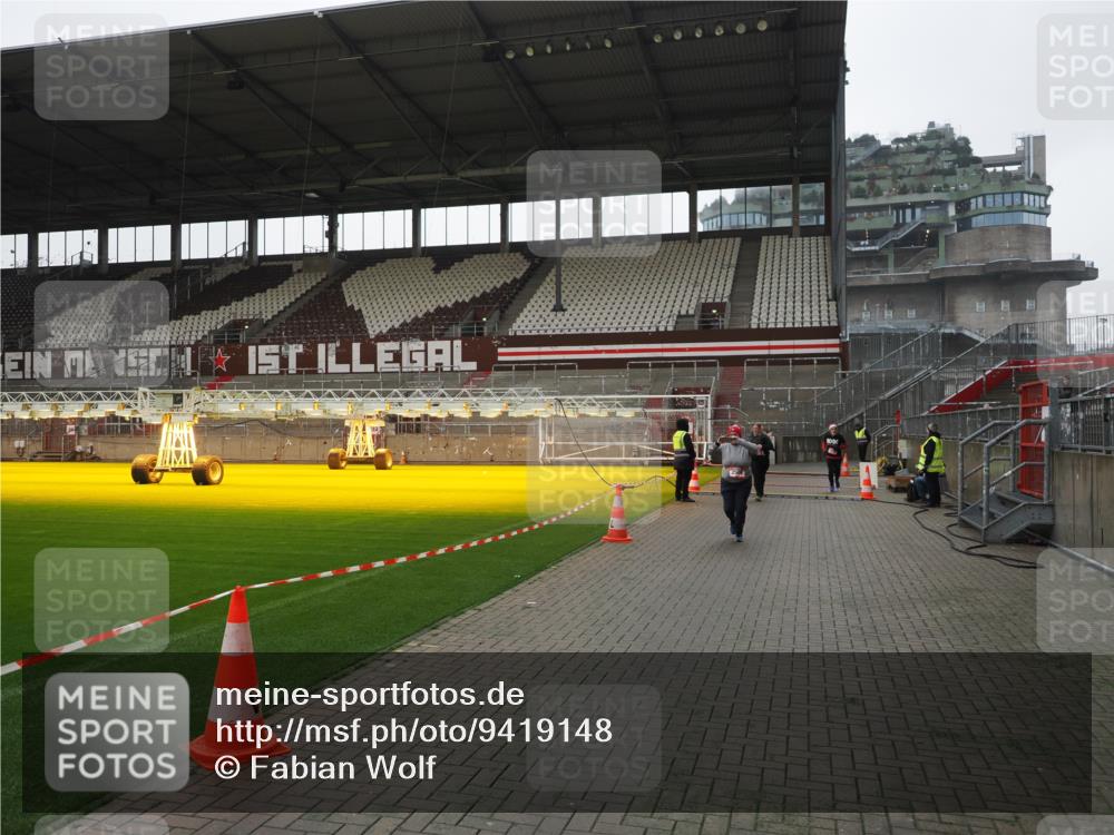 07.12.2025 - St. Pauli X-Mass-Run No. 15 Fabian Wolf http://msf.ph/oto/9419148 07.12.2025 11:30:20 Ziel 2020, 2509, 2705, 2876 meine-sportfotos.de