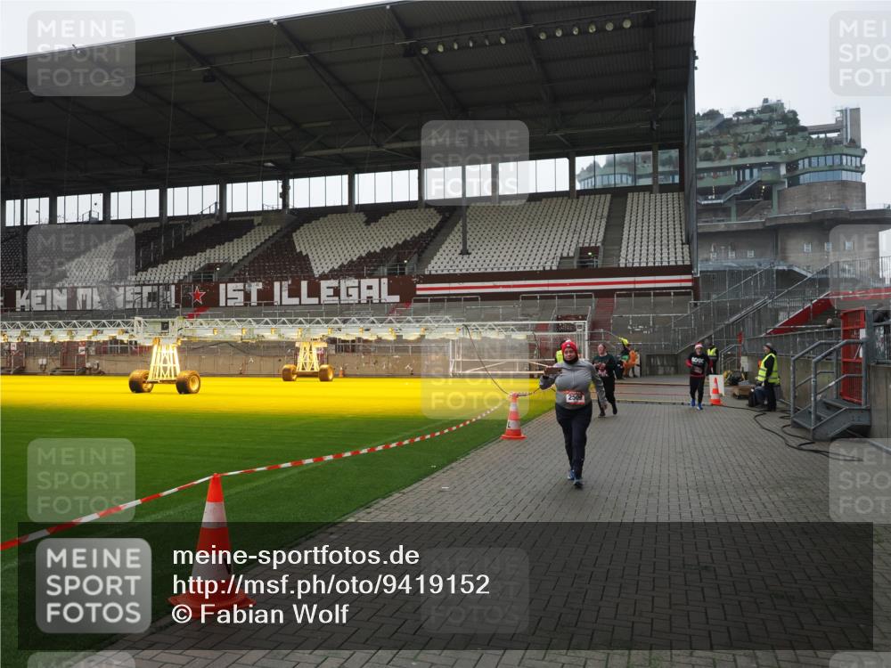 07.12.2025 - St. Pauli X-Mass-Run No. 15 Fabian Wolf http://msf.ph/oto/9419152 07.12.2025 11:30:22 Ziel 2020, 2509, 2705, 2876 meine-sportfotos.de