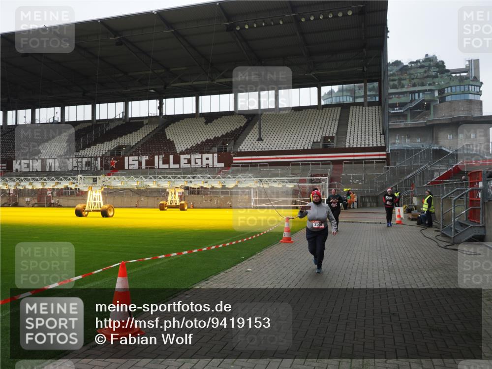 07.12.2025 - St. Pauli X-Mass-Run No. 15 Fabian Wolf http://msf.ph/oto/9419153 07.12.2025 11:30:22 Ziel 2020, 2509, 2705, 2876 meine-sportfotos.de