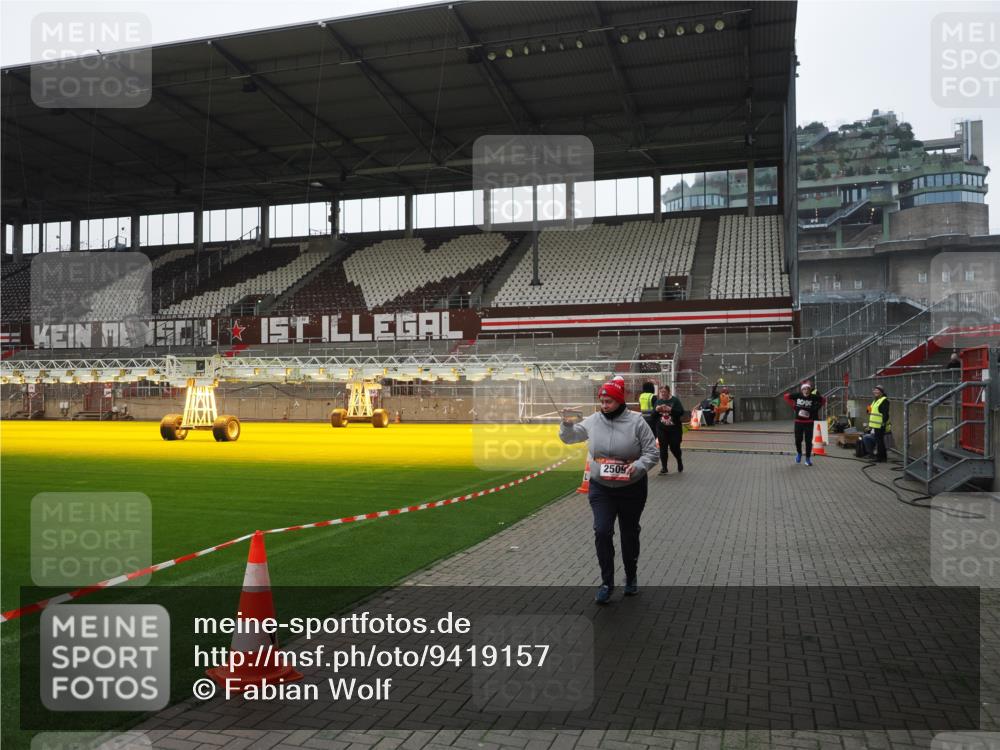 07.12.2025 - St. Pauli X-Mass-Run No. 15 Fabian Wolf http://msf.ph/oto/9419157 07.12.2025 11:30:23 Ziel 2020, 2509, 2705, 2876 meine-sportfotos.de