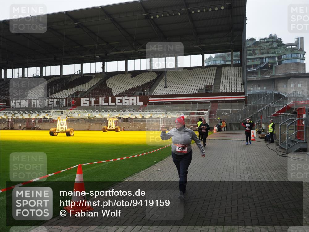 07.12.2025 - St. Pauli X-Mass-Run No. 15 Fabian Wolf http://msf.ph/oto/9419159 07.12.2025 11:30:23 Ziel 2020, 2509, 2705, 2876 meine-sportfotos.de