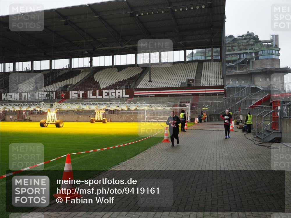 07.12.2025 - St. Pauli X-Mass-Run No. 15 Fabian Wolf http://msf.ph/oto/9419161 07.12.2025 11:30:26 Ziel 2020, 2509, 2876 meine-sportfotos.de