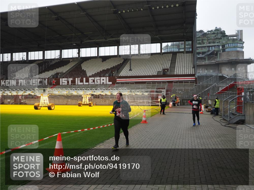 07.12.2025 - St. Pauli X-Mass-Run No. 15 Fabian Wolf http://msf.ph/oto/9419170 07.12.2025 11:30:28 Ziel 2020, 2509, 2876 meine-sportfotos.de