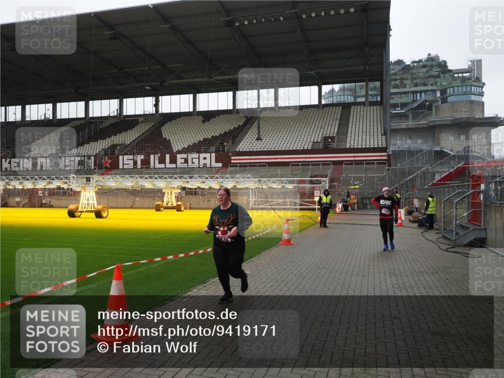 07.12.2025 - St. Pauli X-Mass-Run No. 15 Fabian Wolf http://msf.ph/oto/9419171 07.12.2025 11:30:28 Ziel 2020, 2509, 2876 meine-sportfotos.de