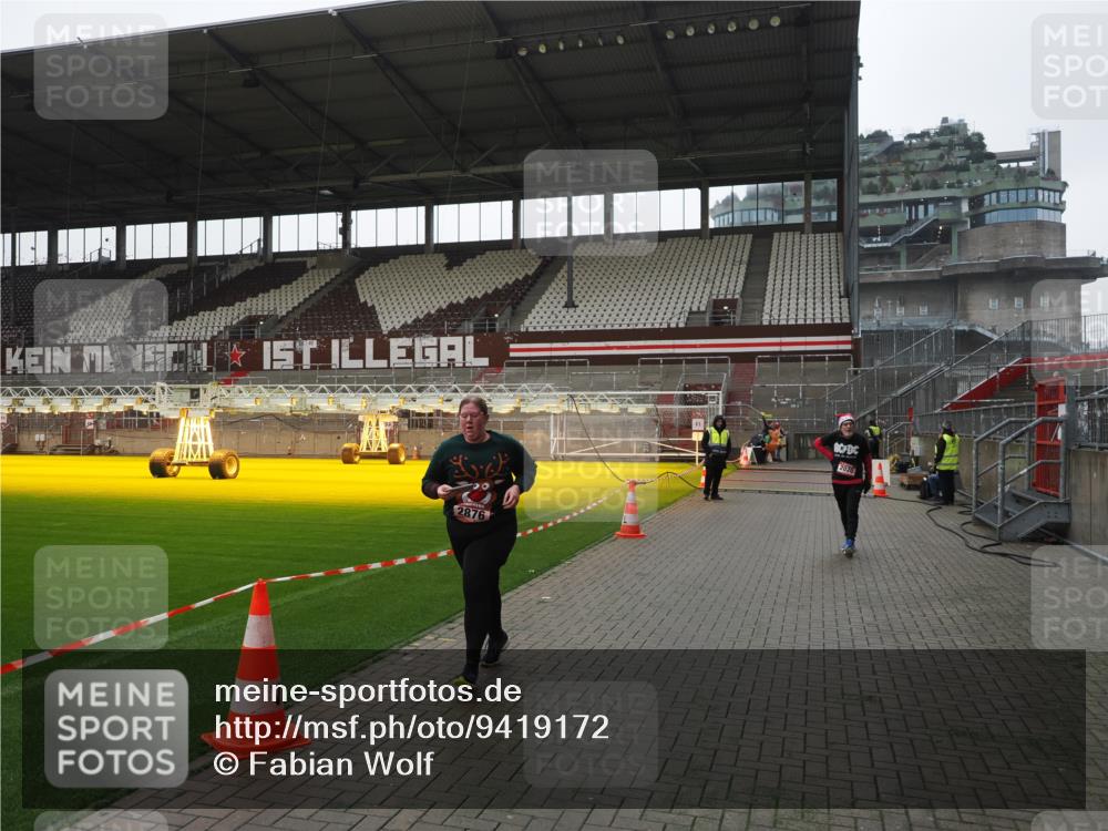 07.12.2025 - St. Pauli X-Mass-Run No. 15 Fabian Wolf http://msf.ph/oto/9419172 07.12.2025 11:30:28 Ziel 2020, 2509, 2876 meine-sportfotos.de