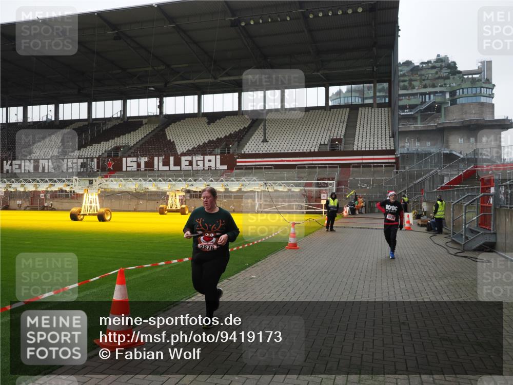 07.12.2025 - St. Pauli X-Mass-Run No. 15 Fabian Wolf http://msf.ph/oto/9419173 07.12.2025 11:30:28 Ziel 2020, 2509, 2876 meine-sportfotos.de