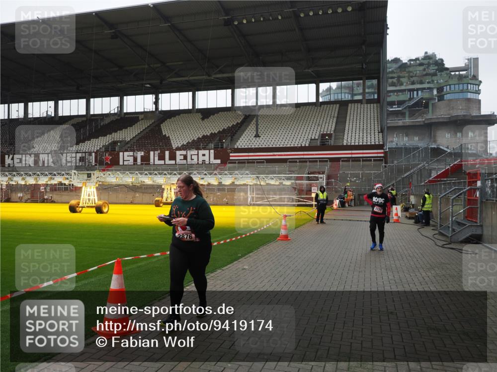 07.12.2025 - St. Pauli X-Mass-Run No. 15 Fabian Wolf http://msf.ph/oto/9419174 07.12.2025 11:30:29 Ziel 2020, 2509, 2876 meine-sportfotos.de