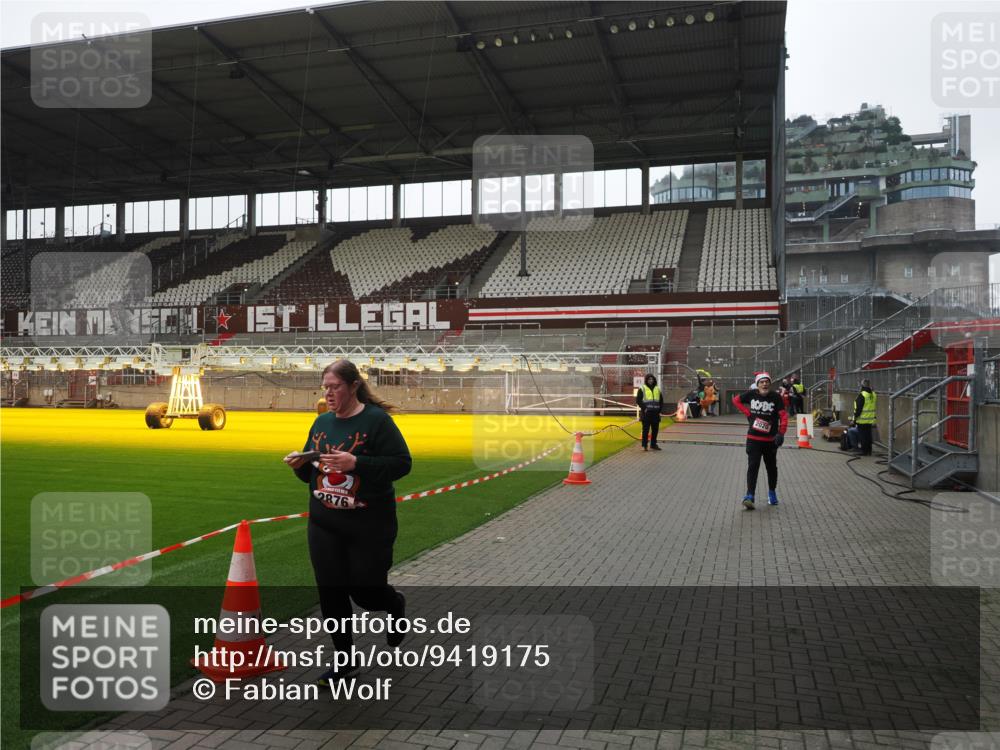 07.12.2025 - St. Pauli X-Mass-Run No. 15 Fabian Wolf http://msf.ph/oto/9419175 07.12.2025 11:30:29 Ziel 2020, 2509, 2876 meine-sportfotos.de