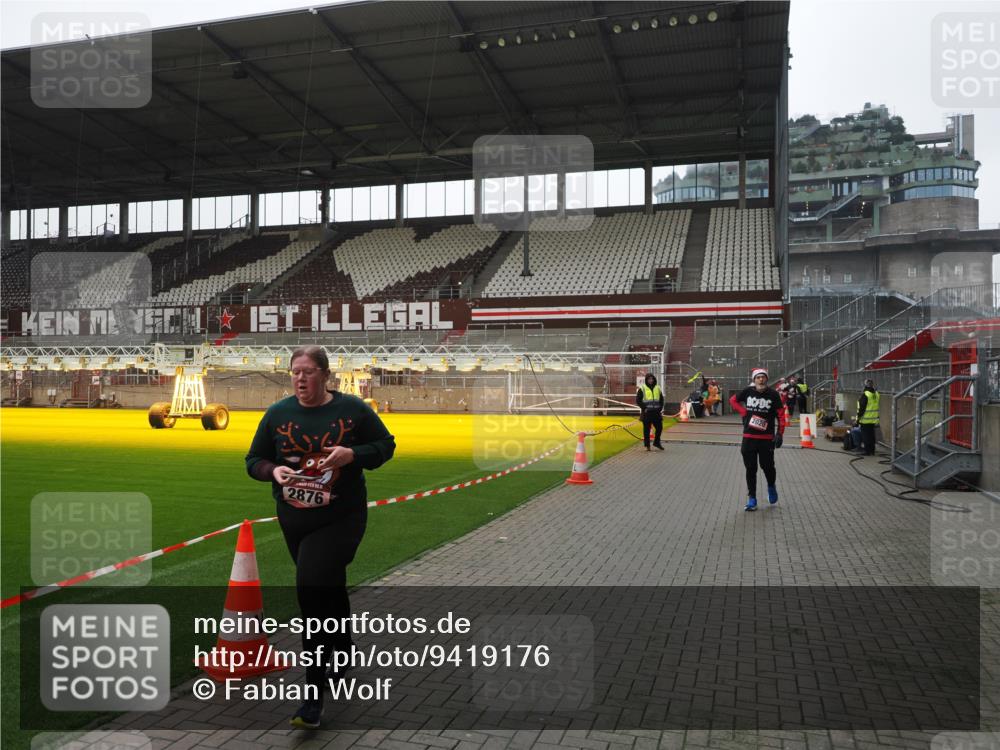 07.12.2025 - St. Pauli X-Mass-Run No. 15 Fabian Wolf http://msf.ph/oto/9419176 07.12.2025 11:30:29 Ziel 2020, 2509, 2876 meine-sportfotos.de