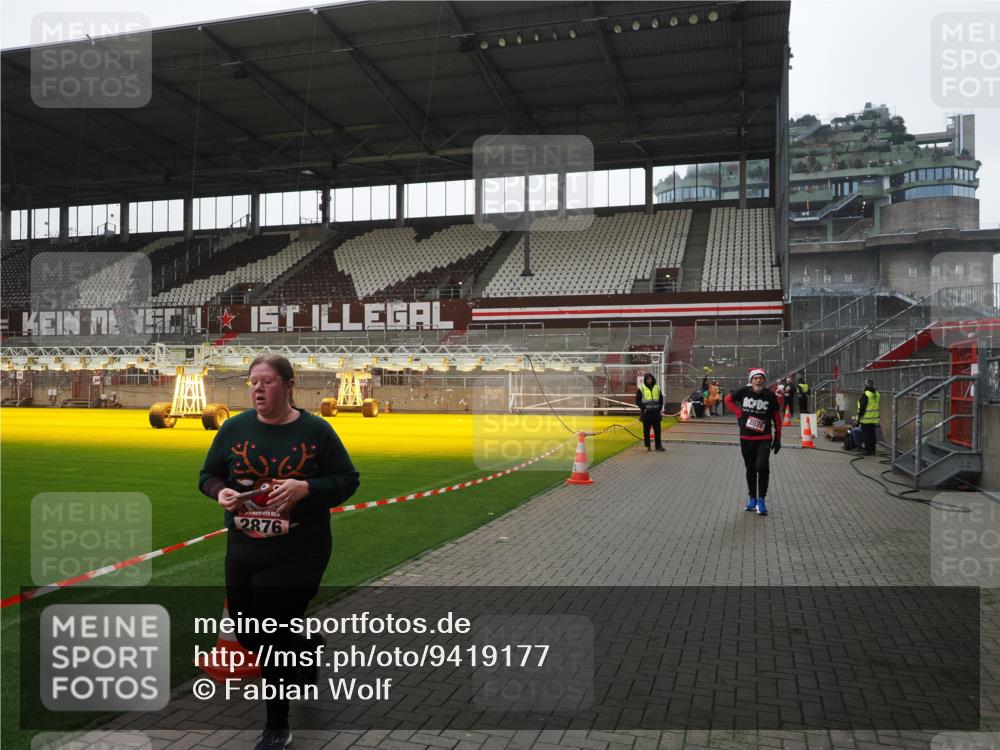 07.12.2025 - St. Pauli X-Mass-Run No. 15 Fabian Wolf http://msf.ph/oto/9419177 07.12.2025 11:30:29 Ziel 2020, 2509, 2876 meine-sportfotos.de