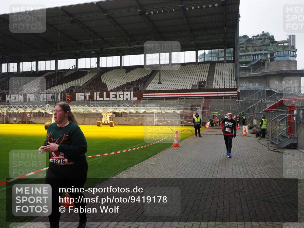 07.12.2025 - St. Pauli X-Mass-Run No. 15 Fabian Wolf http://msf.ph/oto/9419178 07.12.2025 11:30:29 Ziel 2020, 2509, 2876 meine-sportfotos.de