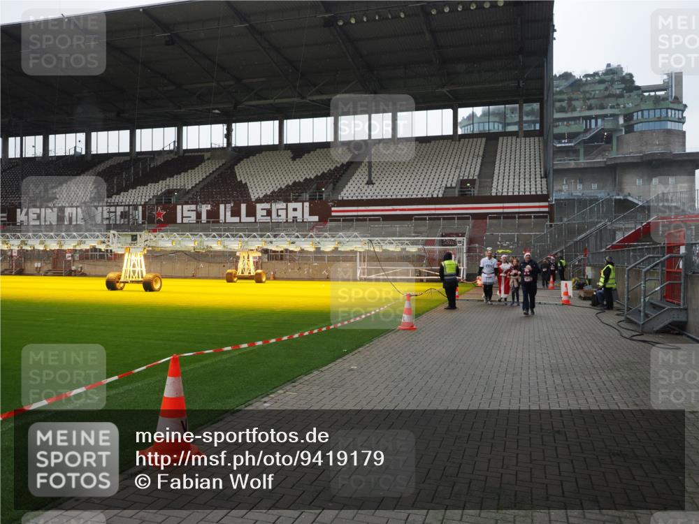 07.12.2025 - St. Pauli X-Mass-Run No. 15 Fabian Wolf http://msf.ph/oto/9419179 07.12.2025 11:30:39 Ziel 865, 870, 872, 2020, 2319, 2871 meine-sportfotos.de