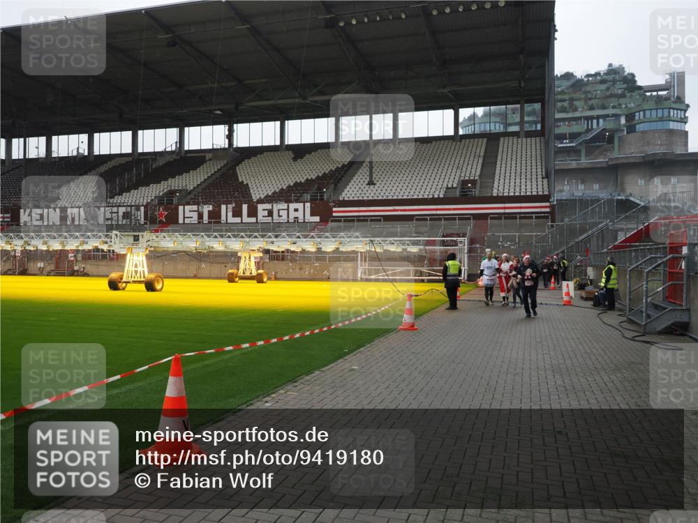07.12.2025 - St. Pauli X-Mass-Run No. 15 Fabian Wolf http://msf.ph/oto/9419180 07.12.2025 11:30:39 Ziel 865, 870, 872, 2020, 2319, 2871 meine-sportfotos.de