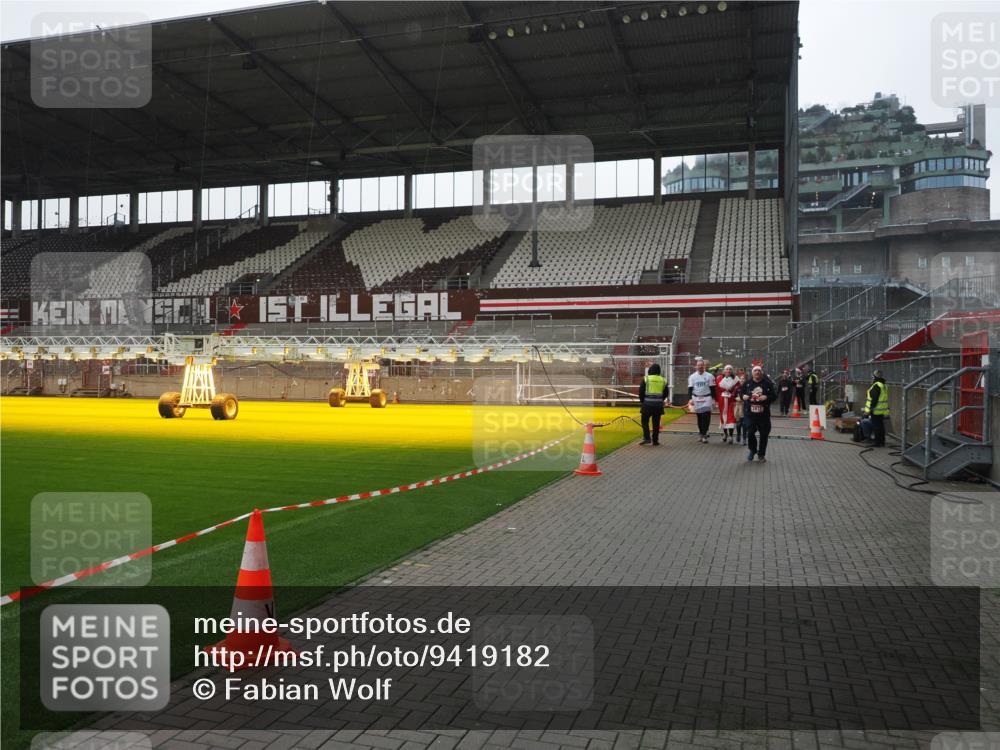 07.12.2025 - St. Pauli X-Mass-Run No. 15 Fabian Wolf http://msf.ph/oto/9419182 07.12.2025 11:30:39 Ziel 865, 870, 872, 2020, 2319, 2871 meine-sportfotos.de
