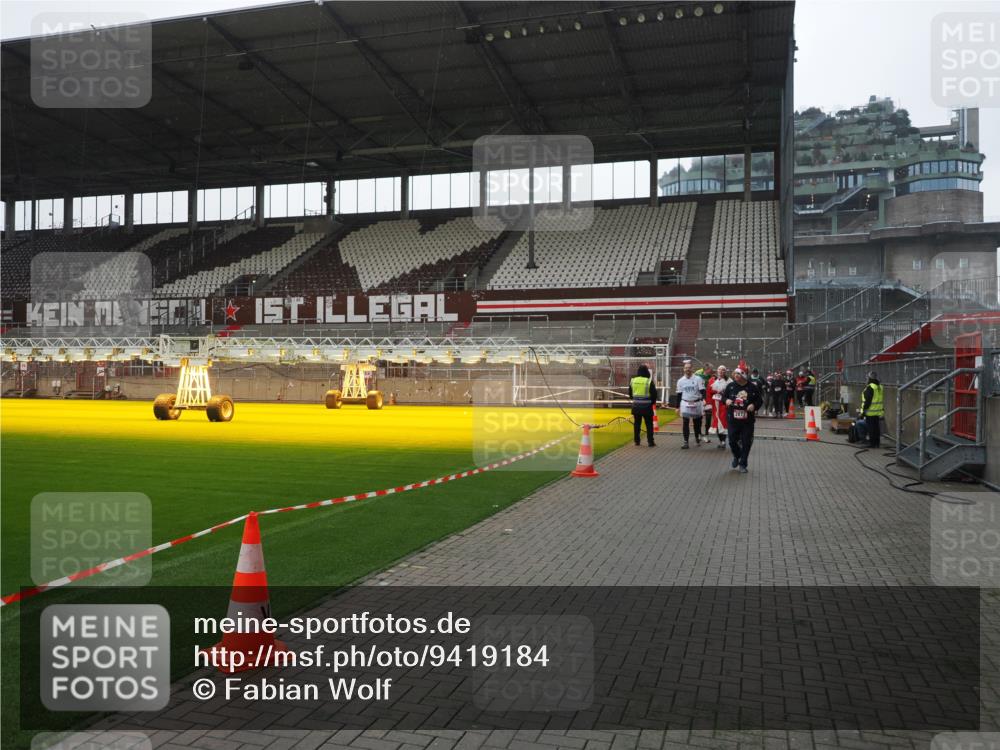 07.12.2025 - St. Pauli X-Mass-Run No. 15 Fabian Wolf http://msf.ph/oto/9419184 07.12.2025 11:30:40 Ziel 865, 870, 872, 2308, 2319, 2871 meine-sportfotos.de