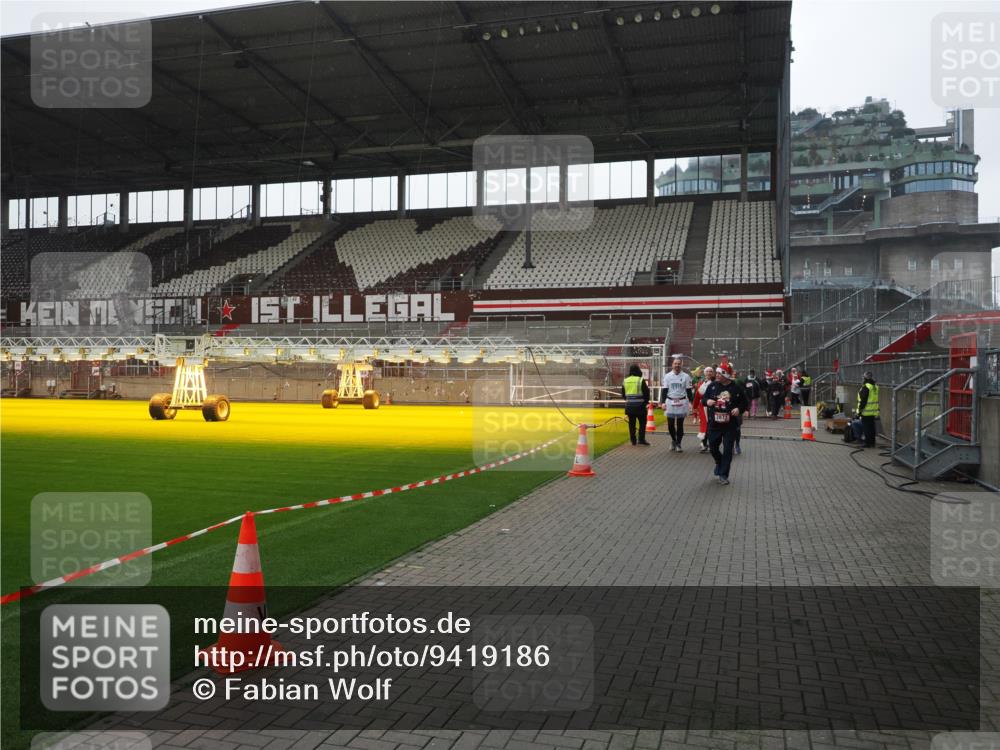 07.12.2025 - St. Pauli X-Mass-Run No. 15 Fabian Wolf http://msf.ph/oto/9419186 07.12.2025 11:30:40 Ziel 865, 870, 872, 2308, 2319, 2871 meine-sportfotos.de