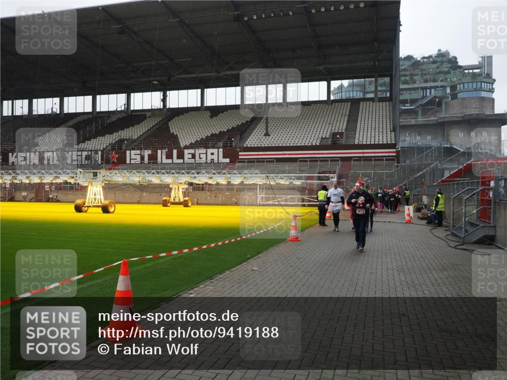 07.12.2025 - St. Pauli X-Mass-Run No. 15 Fabian Wolf http://msf.ph/oto/9419188 07.12.2025 11:30:41 Ziel 865, 870, 872, 2308, 2317, 2319, 2871 meine-sportfotos.de