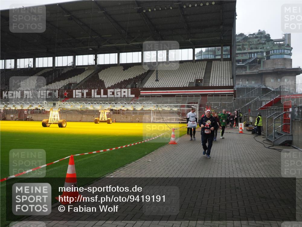07.12.2025 - St. Pauli X-Mass-Run No. 15 Fabian Wolf http://msf.ph/oto/9419191 07.12.2025 11:30:42 Ziel 487, 848, 865, 870, 872, 2307, 2308, 2311, 2314, 2317, 2319, 2871 meine-sportfotos.de