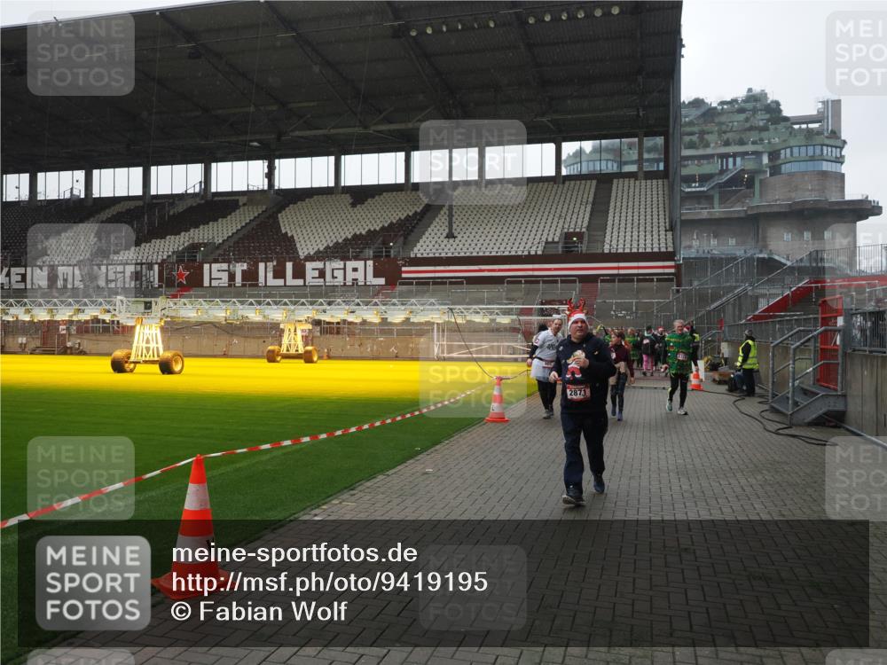 07.12.2025 - St. Pauli X-Mass-Run No. 15 Fabian Wolf http://msf.ph/oto/9419195 07.12.2025 11:30:43 Ziel 487, 579, 581, 848, 865, 870, 872, 2307, 2308, 2311, 2314, 2317, 2319, 2871 meine-sportfotos.de