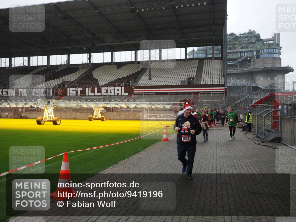 07.12.2025 - St. Pauli X-Mass-Run No. 15 Fabian Wolf http://msf.ph/oto/9419196 07.12.2025 11:30:43 Ziel 487, 579, 581, 848, 865, 870, 872, 2307, 2308, 2311, 2314, 2317, 2319, 2871 meine-sportfotos.de