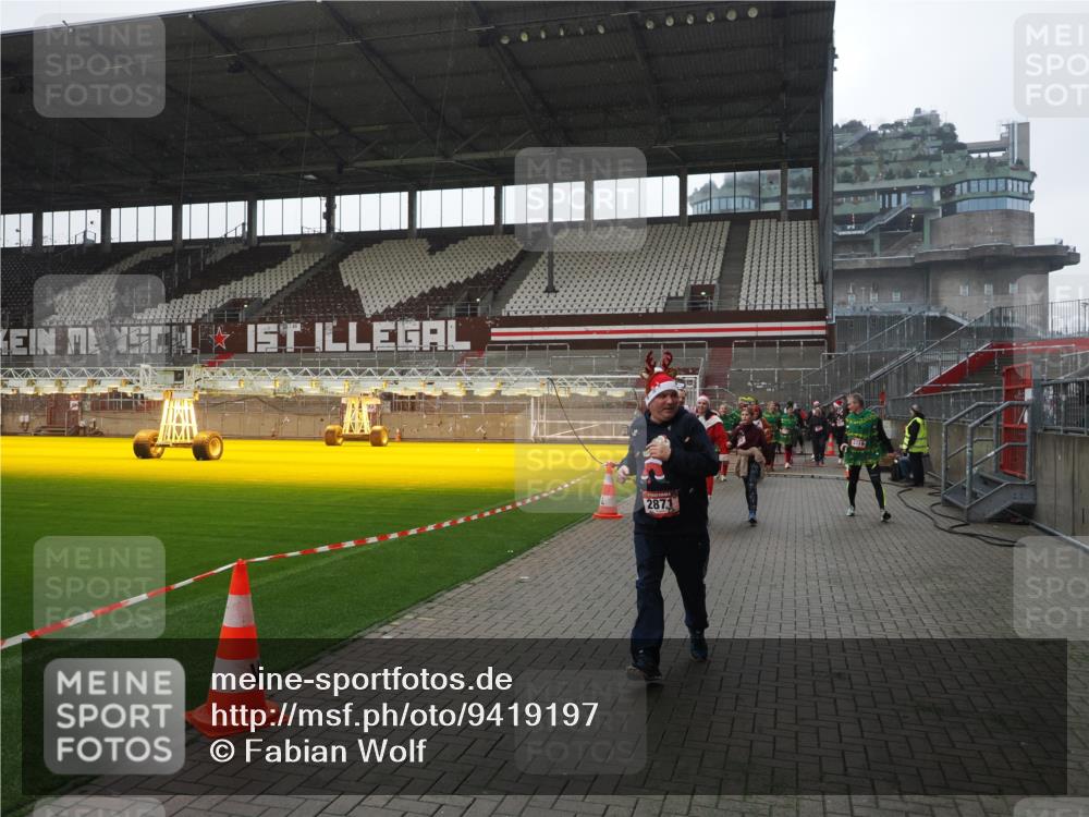 07.12.2025 - St. Pauli X-Mass-Run No. 15 Fabian Wolf http://msf.ph/oto/9419197 07.12.2025 11:30:44 Ziel 487, 539, 579, 581, 848, 865, 870, 872, 2307, 2308, 2311, 2314, 2317, 2319, 2871 meine-sportfotos.de