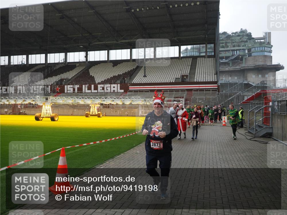 07.12.2025 - St. Pauli X-Mass-Run No. 15 Fabian Wolf http://msf.ph/oto/9419198 07.12.2025 11:30:44 Ziel 487, 539, 579, 581, 848, 865, 870, 872, 2307, 2308, 2311, 2314, 2317, 2319, 2871 meine-sportfotos.de