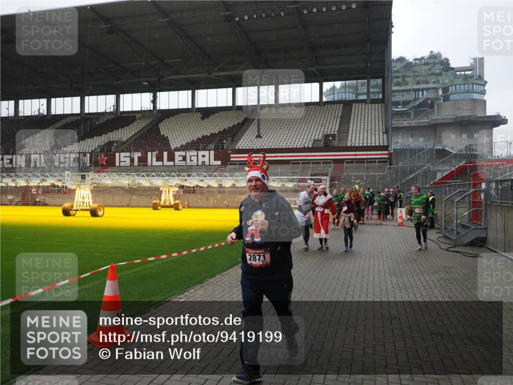 07.12.2025 - St. Pauli X-Mass-Run No. 15 Fabian Wolf http://msf.ph/oto/9419199 07.12.2025 11:30:44 Ziel 487, 539, 579, 581, 848, 865, 870, 872, 2307, 2308, 2311, 2314, 2317, 2319, 2871 meine-sportfotos.de