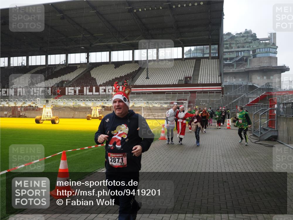 07.12.2025 - St. Pauli X-Mass-Run No. 15 Fabian Wolf http://msf.ph/oto/9419201 07.12.2025 11:30:45 Ziel 487, 539, 579, 581, 848, 865, 870, 872, 2307, 2308, 2311, 2314, 2317, 2319, 2449, 2450, 2871 meine-sportfotos.de