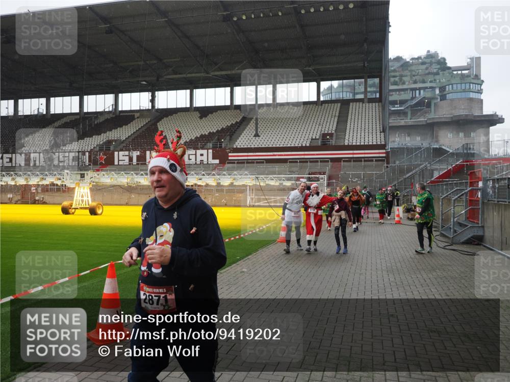 07.12.2025 - St. Pauli X-Mass-Run No. 15 Fabian Wolf http://msf.ph/oto/9419202 07.12.2025 11:30:45 Ziel 487, 539, 579, 581, 848, 865, 870, 872, 2307, 2308, 2311, 2314, 2317, 2319, 2449, 2450, 2871 meine-sportfotos.de