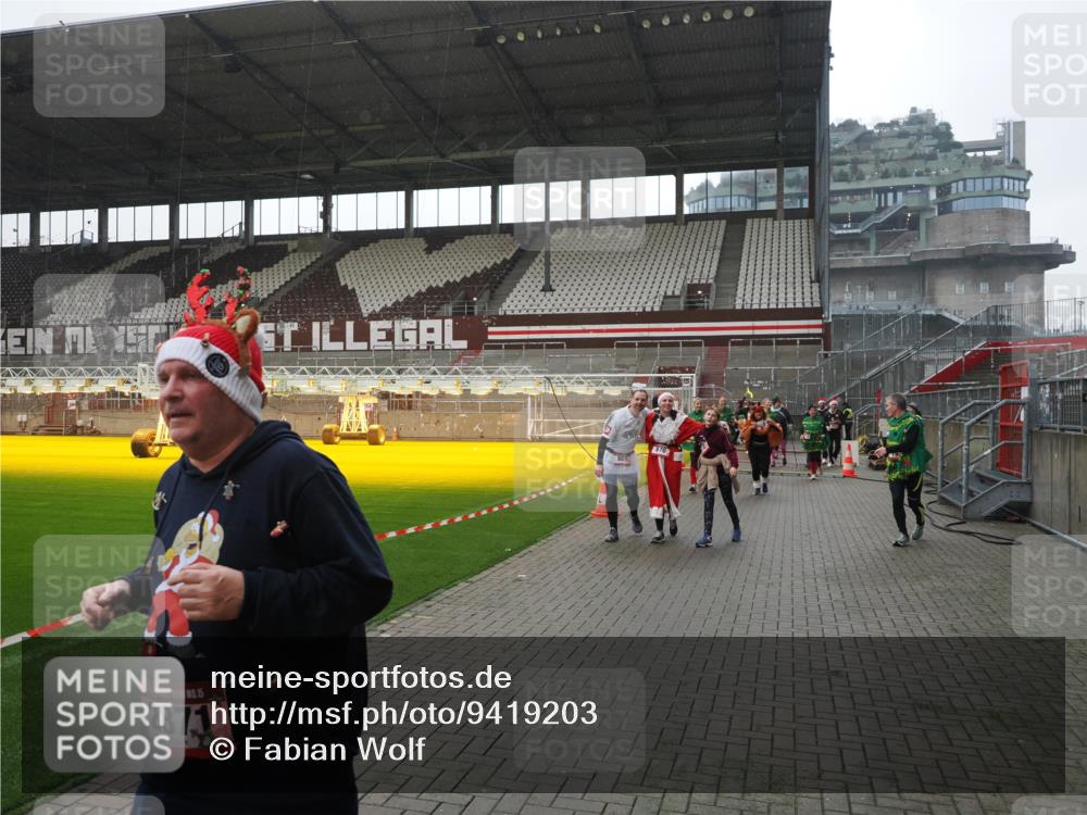 07.12.2025 - St. Pauli X-Mass-Run No. 15 Fabian Wolf http://msf.ph/oto/9419203 07.12.2025 11:30:45 Ziel 487, 539, 579, 581, 848, 865, 870, 872, 2307, 2308, 2311, 2314, 2317, 2319, 2449, 2450, 2871 meine-sportfotos.de