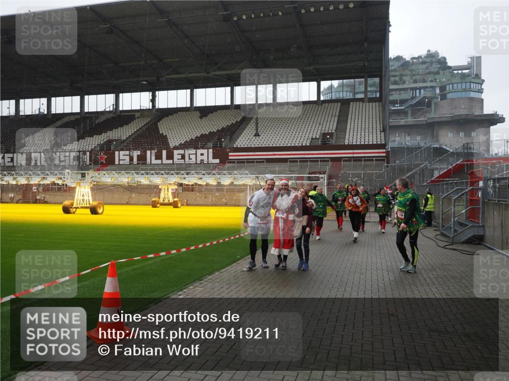 07.12.2025 - St. Pauli X-Mass-Run No. 15 Fabian Wolf http://msf.ph/oto/9419211 07.12.2025 11:30:47 Ziel 487, 539, 579, 581, 848, 865, 870, 872, 2307, 2308, 2311, 2314, 2317, 2319, 2449, 2450, 2871 meine-sportfotos.de