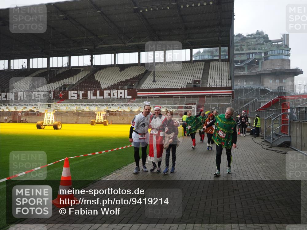 07.12.2025 - St. Pauli X-Mass-Run No. 15 Fabian Wolf http://msf.ph/oto/9419214 07.12.2025 11:30:48 Ziel 487, 539, 579, 581, 848, 865, 870, 872, 2307, 2308, 2311, 2314, 2317, 2319, 2449, 2450, 2871 meine-sportfotos.de