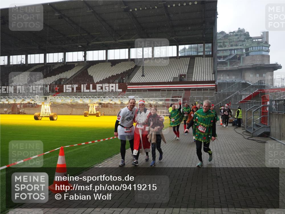 07.12.2025 - St. Pauli X-Mass-Run No. 15 Fabian Wolf http://msf.ph/oto/9419215 07.12.2025 11:30:48 Ziel 487, 539, 579, 581, 848, 865, 870, 872, 2307, 2308, 2311, 2314, 2317, 2319, 2449, 2450, 2871 meine-sportfotos.de