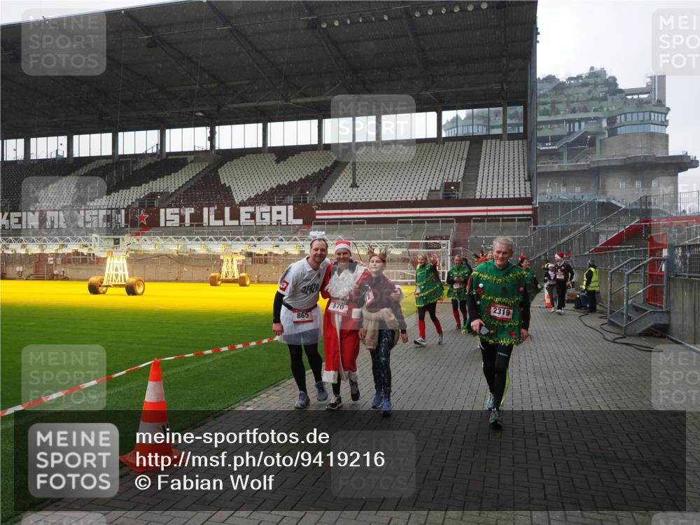 07.12.2025 - St. Pauli X-Mass-Run No. 15 Fabian Wolf http://msf.ph/oto/9419216 07.12.2025 11:30:48 Ziel 487, 539, 579, 581, 848, 865, 870, 872, 2307, 2308, 2311, 2314, 2317, 2319, 2449, 2450, 2871 meine-sportfotos.de